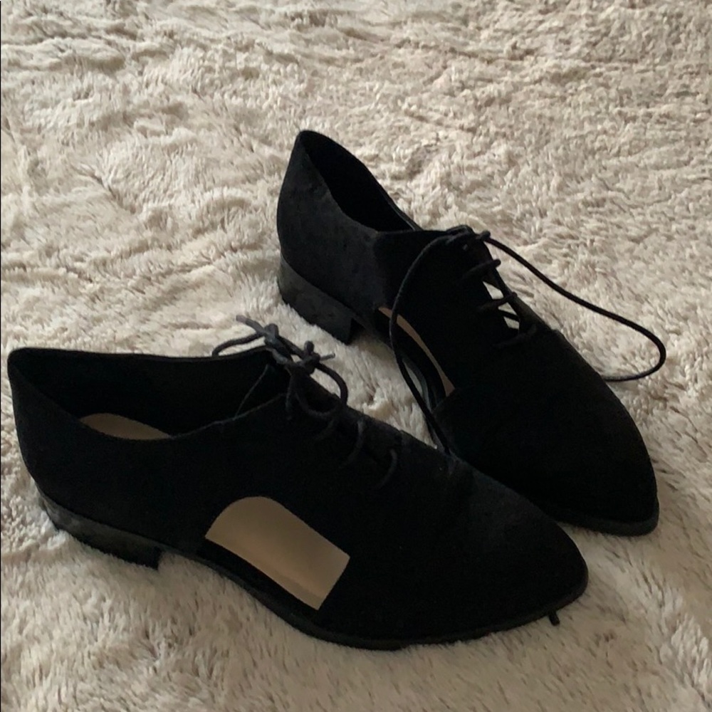 Black flat shoes